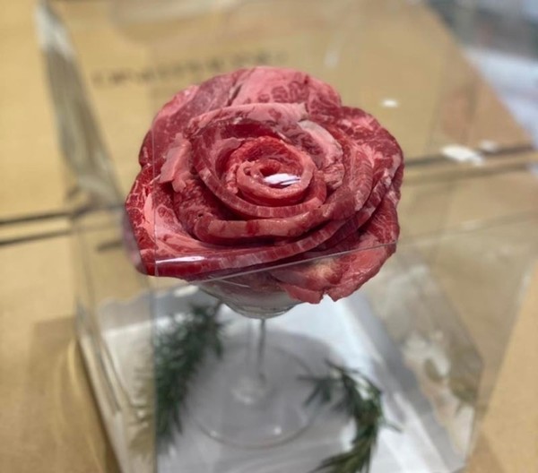 소고기로 장미꽃 모양의 '소고기 꽃'을 고급스러운 유리 상자에 넣은 모습/출처=VTC 