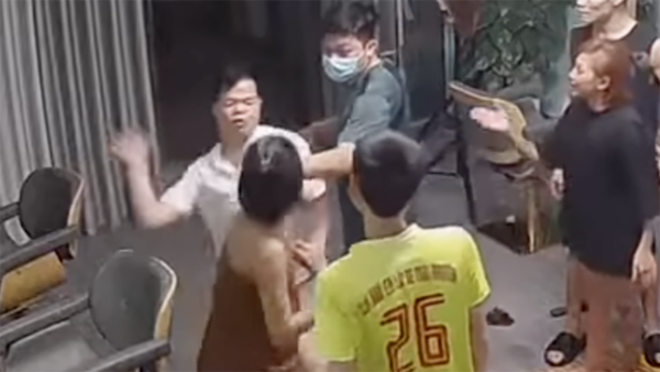 민가의 집에 침입하고 여성을 때린 당 딩 도안(Đặng Đình Đoàn)의 모습/출처=타잉니엔