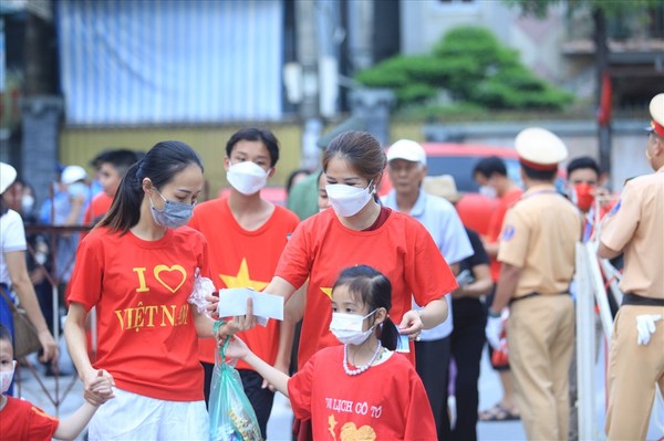 출처=laodong.vn / 팬들은 베트남 여자 축구 대표팀을 응원하기 위해 일찍부터 껌파(Cẩm Phả)운동장에 왔다.