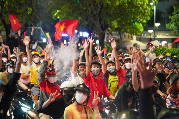 승리를 축하하며 거리로 나온 사람들 / 출처=tienphong.vn