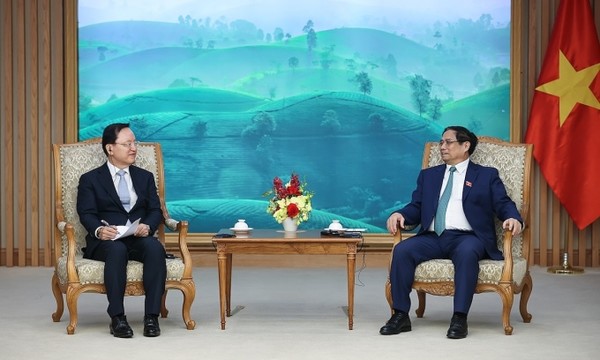 2023년 10월 31일 하노이에서 팜 밍 찡(오른쪽) 베트남 총리가 박학규 삼성전자 경영지원실장(사장)과 대화를 나누고 있다. 사진 제공: 베트남 정부 포털