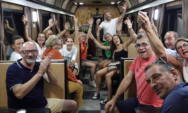 2023년 10월 외국인 관광객들이 하노이에서 다낭까지 고급 열차에 탑승하고 있다