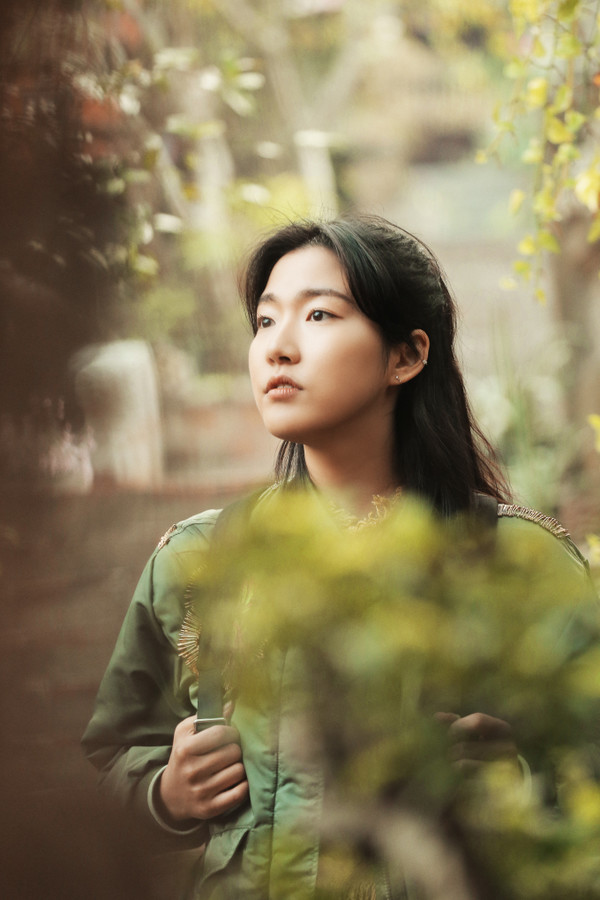 한국 배우 송강호의 딸인 주디 송이 단편 영화 '흰나비'에서 베트남계 한국 여성을 연기하고 있다.
