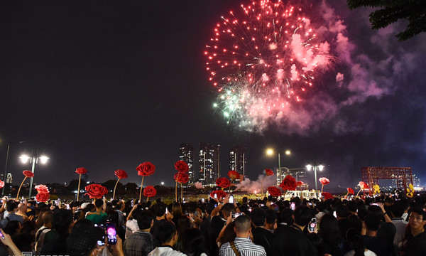 올해 1월 호찌민 사이공 강에서 열린 불꽃놀이 축제의 모습. 사진:VnExpress/Thanh Tung