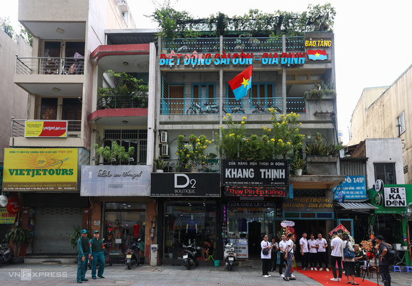 호치민시 1구역에 있는 사이공 레인저 박물관 외관에 옛 베트콩 깃발의 색깔을 연상시키는 눈에 띄는 빨간색과 파란색 표지판. 사진: VnExpress/Quynh Tran
