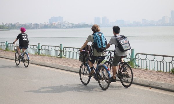  하노이의 서호를 따라 자전거를 타는 사람들 사진 제공: Bao Ngoc