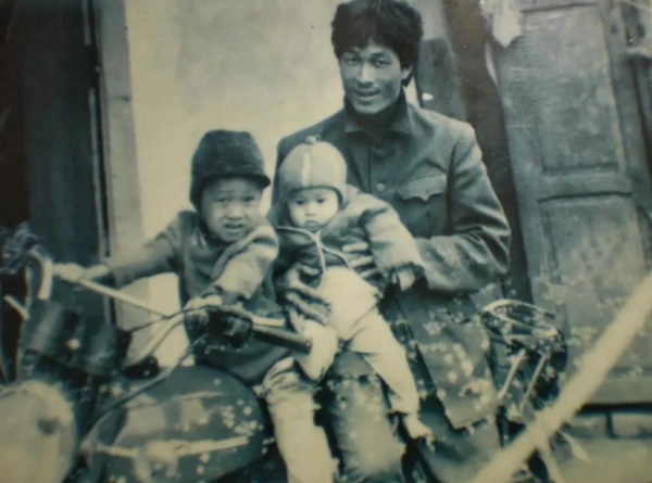 실종되기 전 호앙(왼쪽 첫 번째)이 가족과 함께 찍은 유일한 사진. 가족 제공 사진.