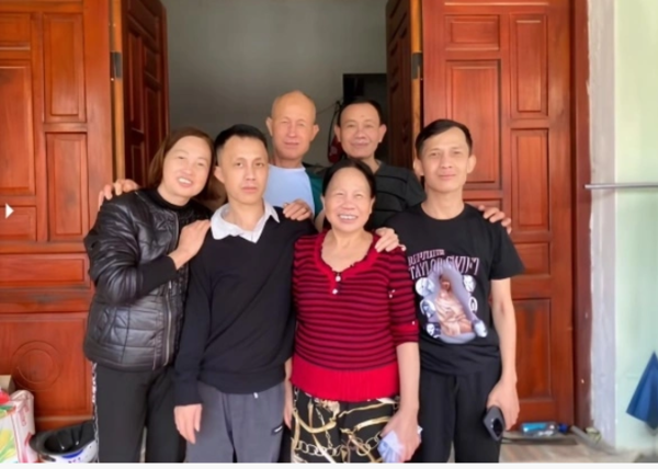 2025년 11월, 어머니(빨간 옷)와 가족들과 함께한 호앙(왼쪽에서 두 번째). 사진 제공: 호앙 가족