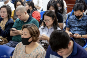 AI 재편에 밀리는 베트남 중장년 직장인들... 해고, 이직 압박 커져